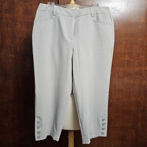 Zac & Rachel Stylish Light Gray Button-Detail Capris